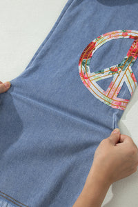 Jean bleu clair, patch floral signe de la paix sur la jambe