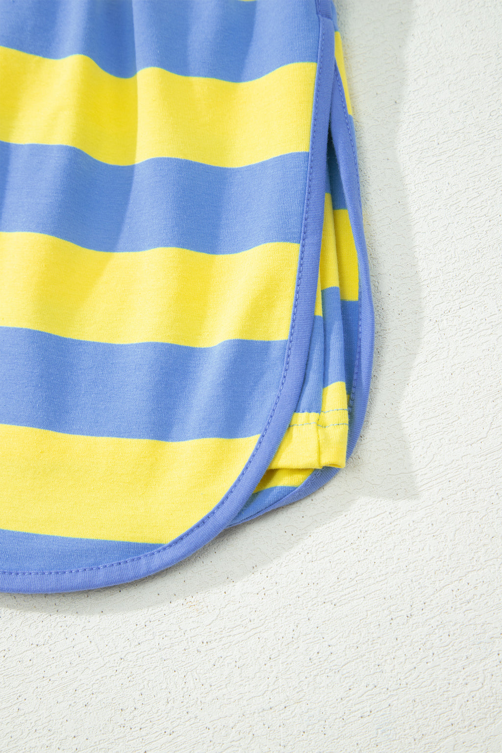 Ensemble athlétique rayé bleu et jaune : t-shirt et short