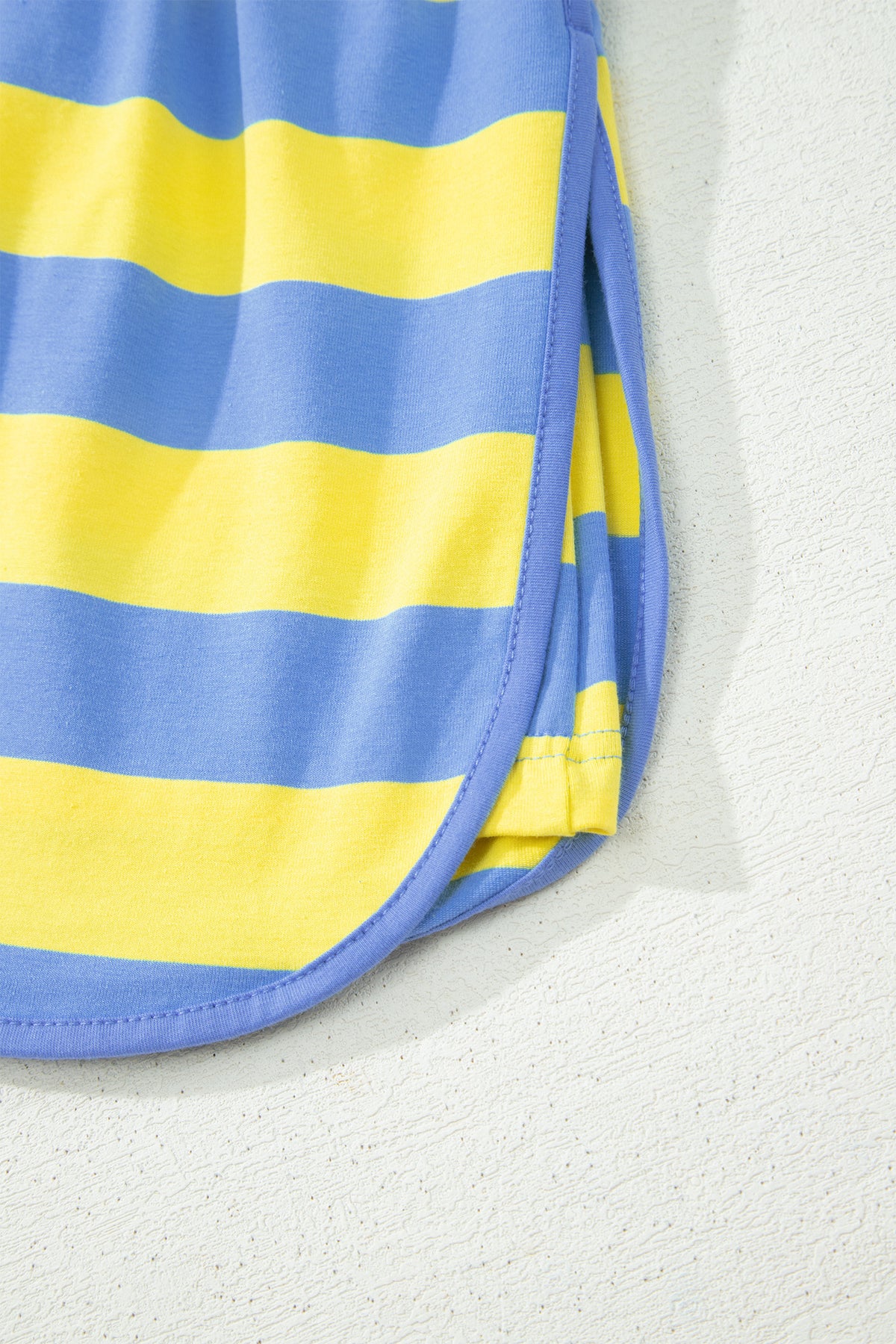 Ensemble athlétique rayé bleu et jaune : t-shirt et short
