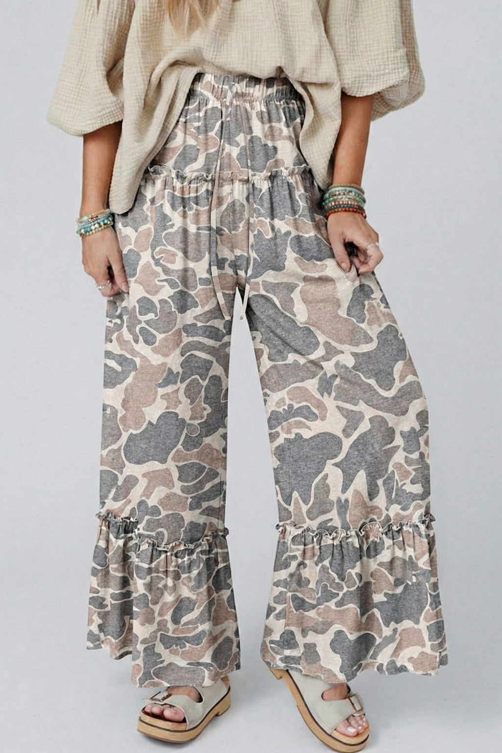 Pantalon ample camouflage gris et beige, taille élastique avec cordon, bas volanté