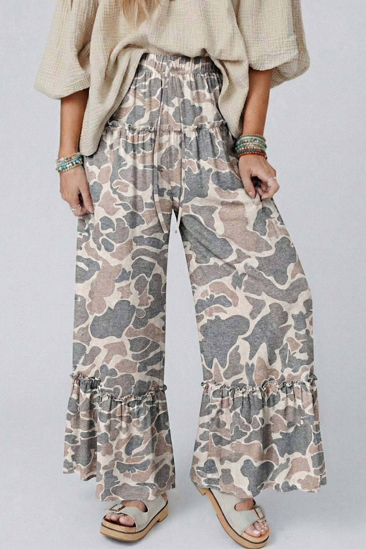 Pantalon ample camouflage gris et beige, taille élastique avec cordon, bas volanté