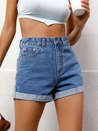 Short en jean taille haute bleu, poches avant et coutures contrastées.