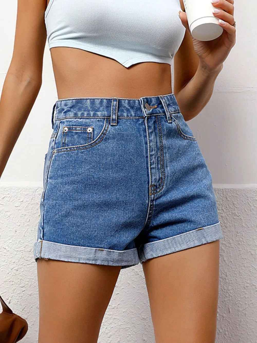 Short en jean taille haute bleu, poches avant et coutures contrastées.