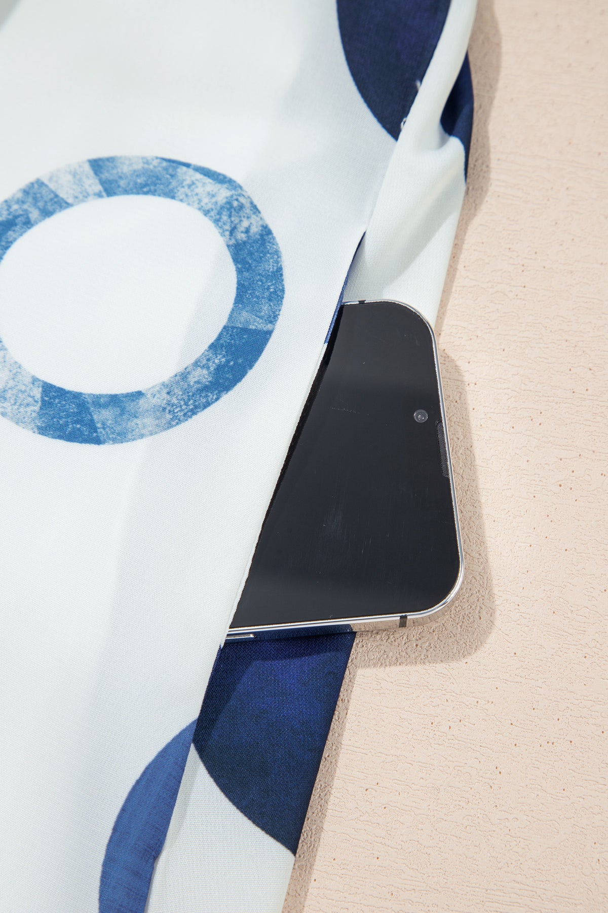 Détail des pois bleu sur robe blanche, couture visible au bas