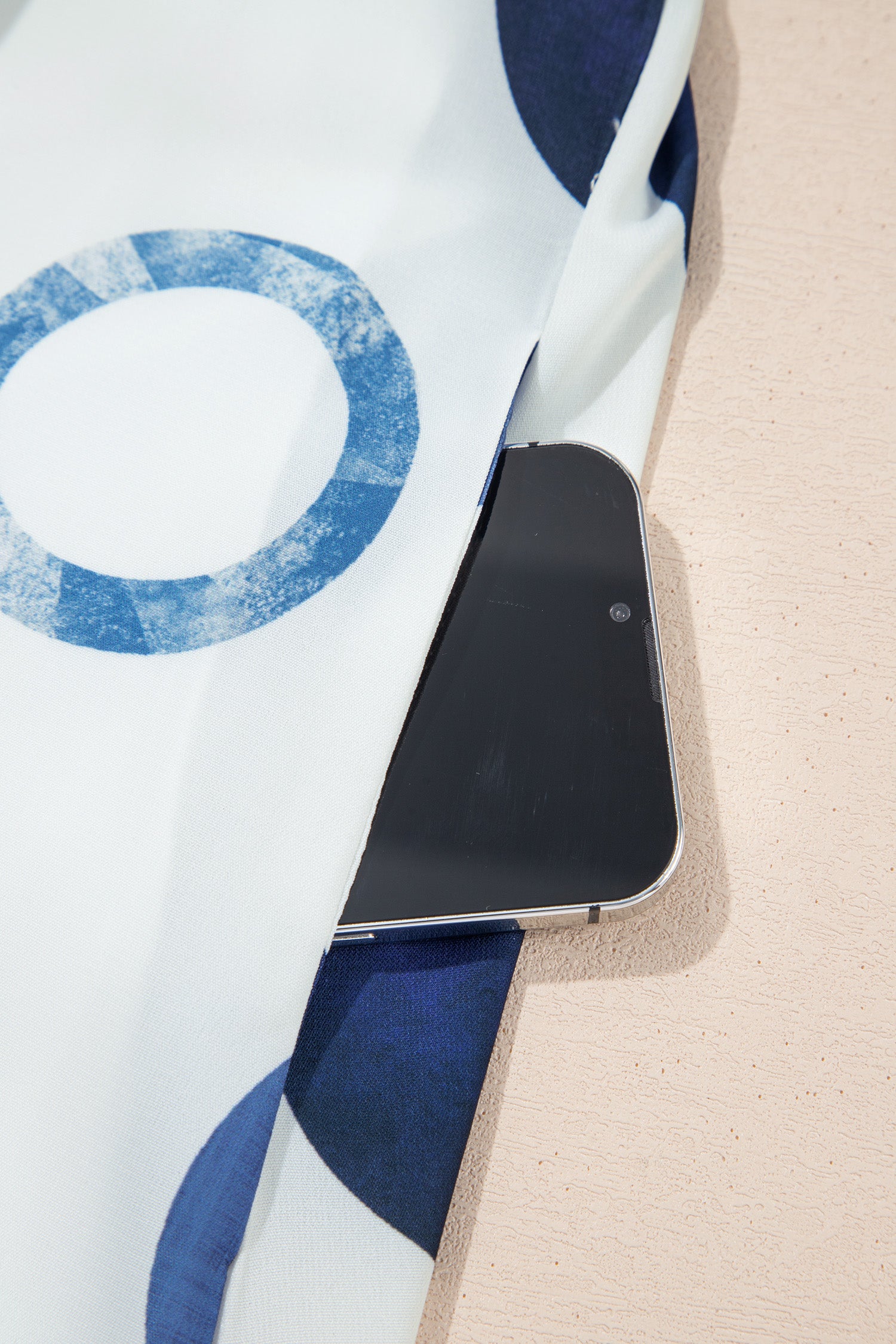 Détail des pois bleu sur robe blanche, couture visible au bas