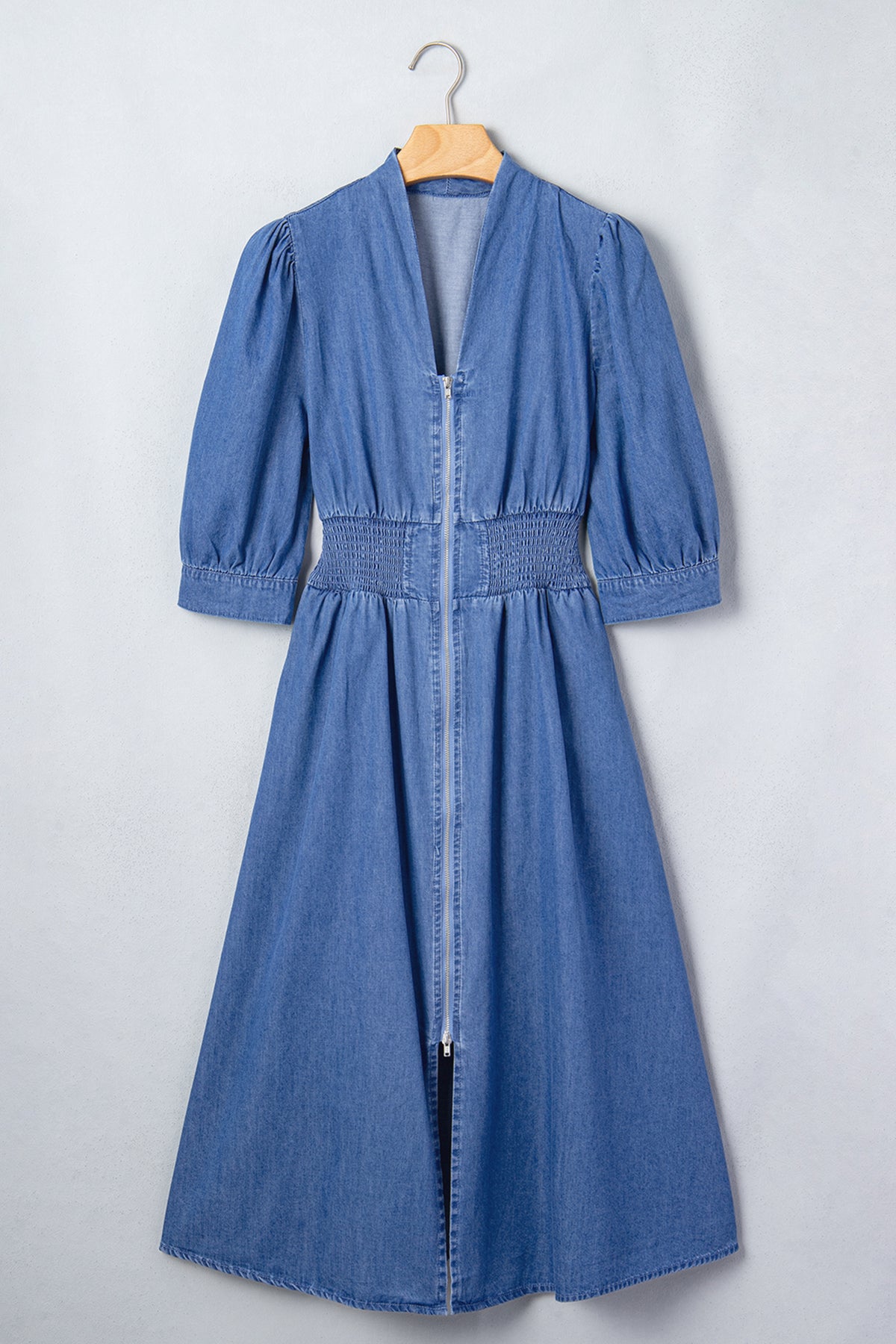 Robe Midi en Jean Bleu Col V Zipée à Taille Smockée