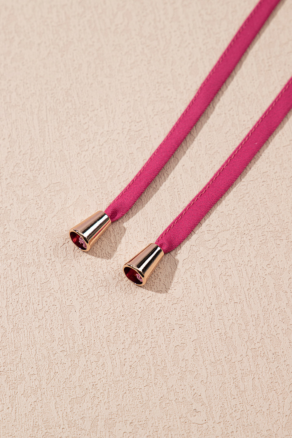 Liens fuchsia avec embouts métalliques pour robe à motif floral