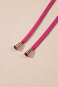 Liens fuchsia avec embouts métalliques pour robe à motif floral