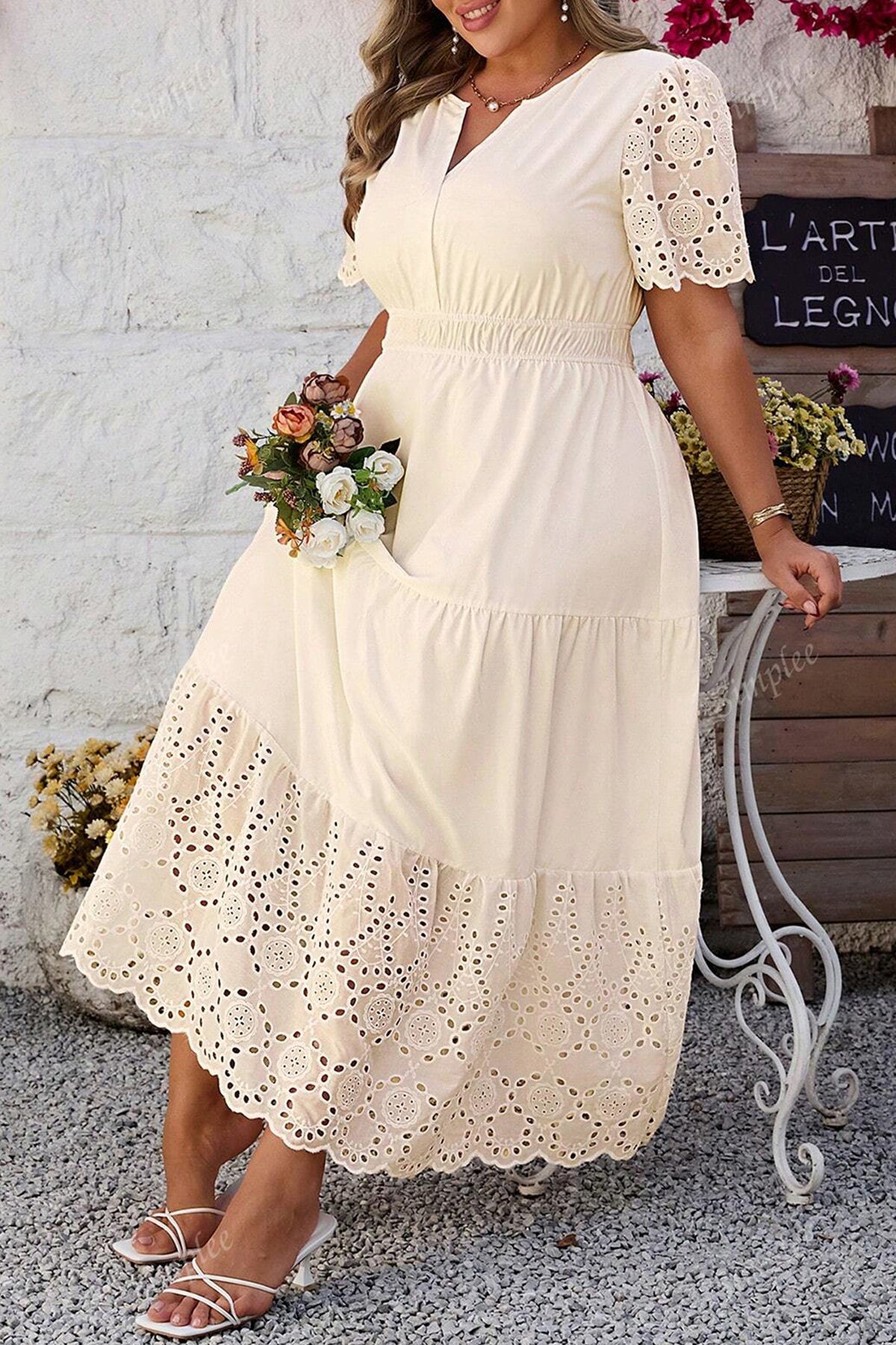 Robe maxi dentelle col en V manches courtes, jupe évasée à empiècements ajourés