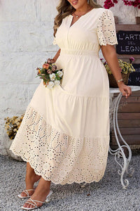 Robe maxi dentelle col en V manches courtes, jupe évasée à empiècements ajourés