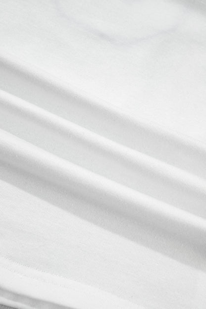 Tissu blanc du t-shirt, texture et plis visibles.