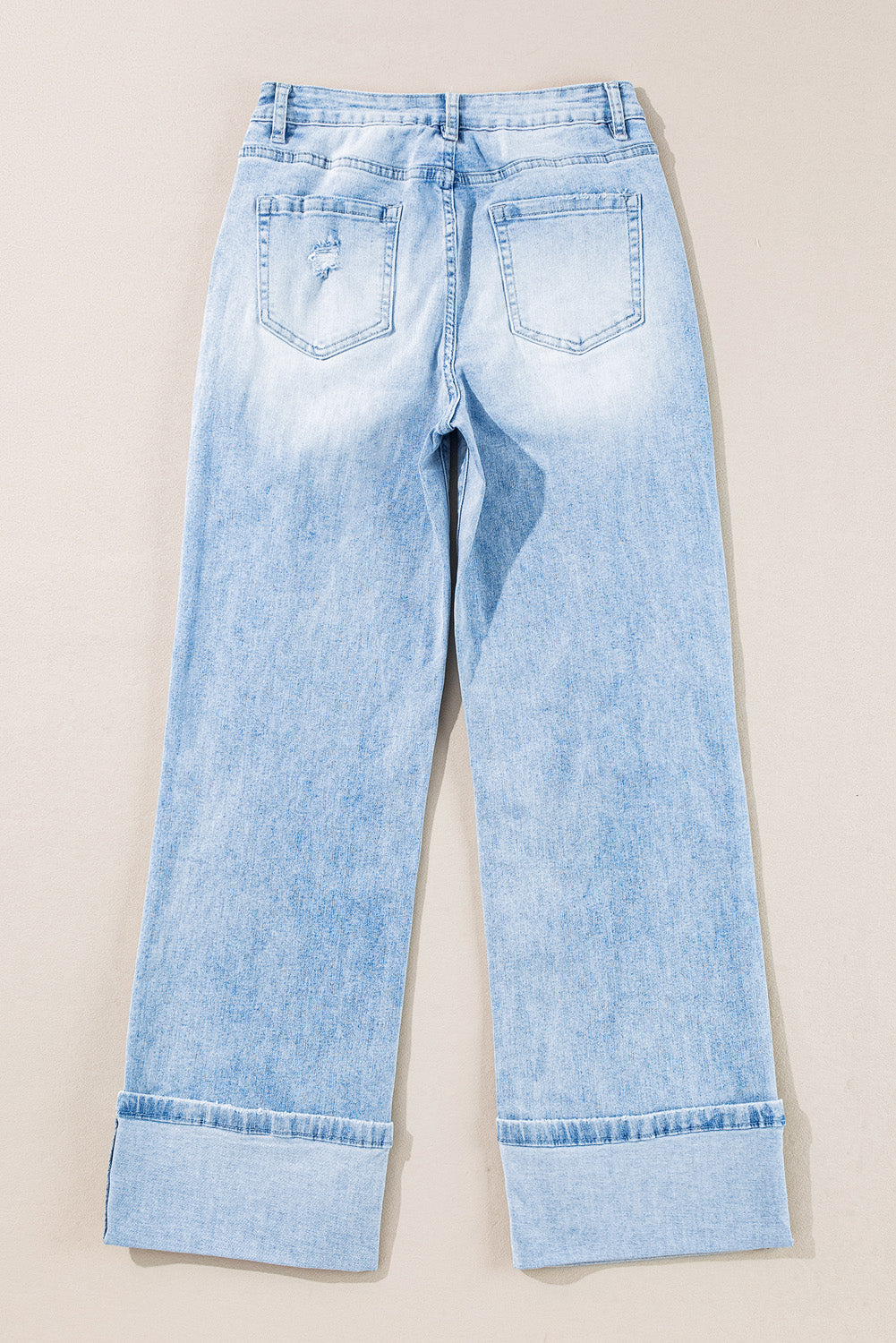 Jean droit délavé bleu clair, poches avant et jambes droites, ourlet en bas.