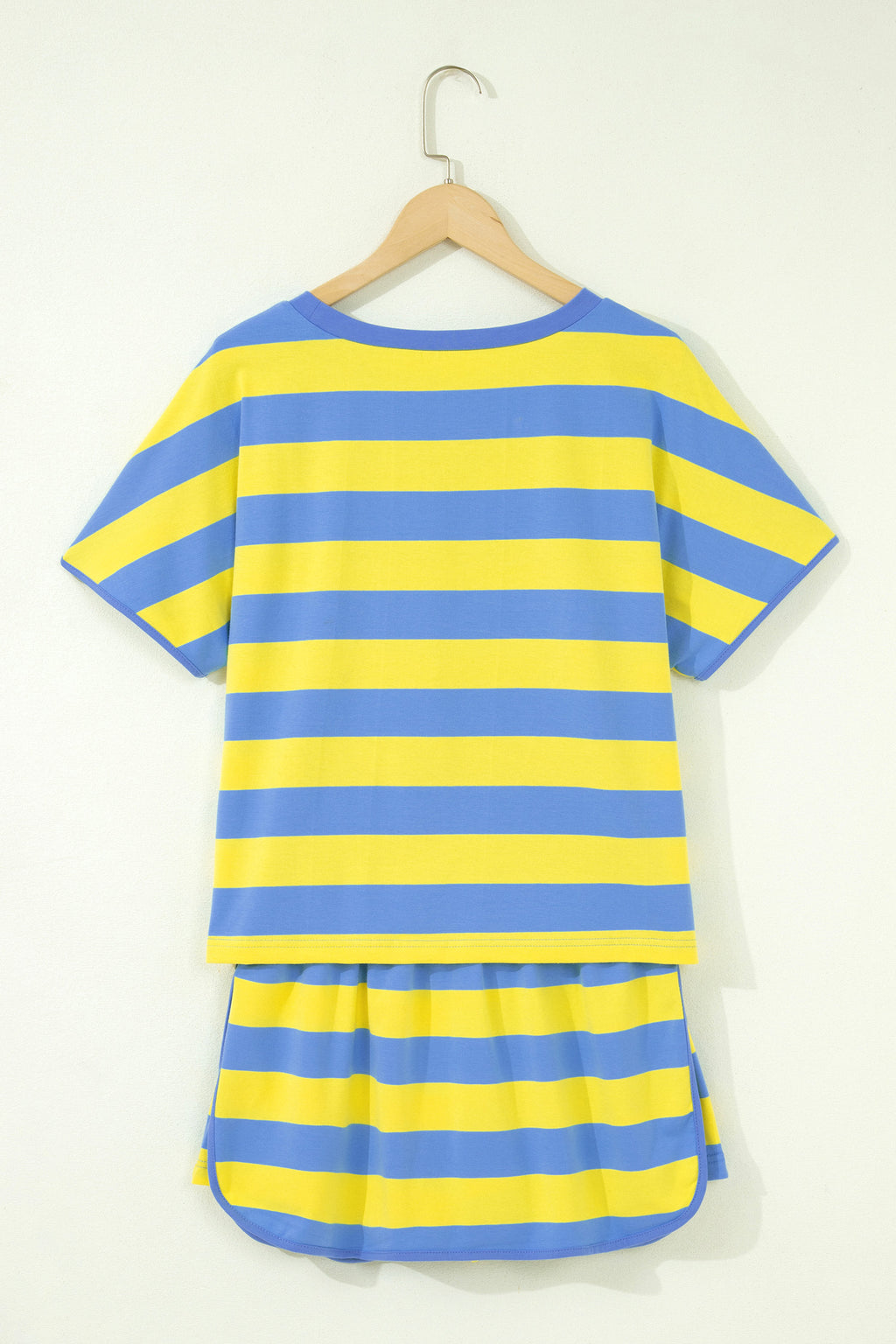 Ensemble 2 pièces rayé bleu et jaune sur cintre, vue arrière : t-shirt et short