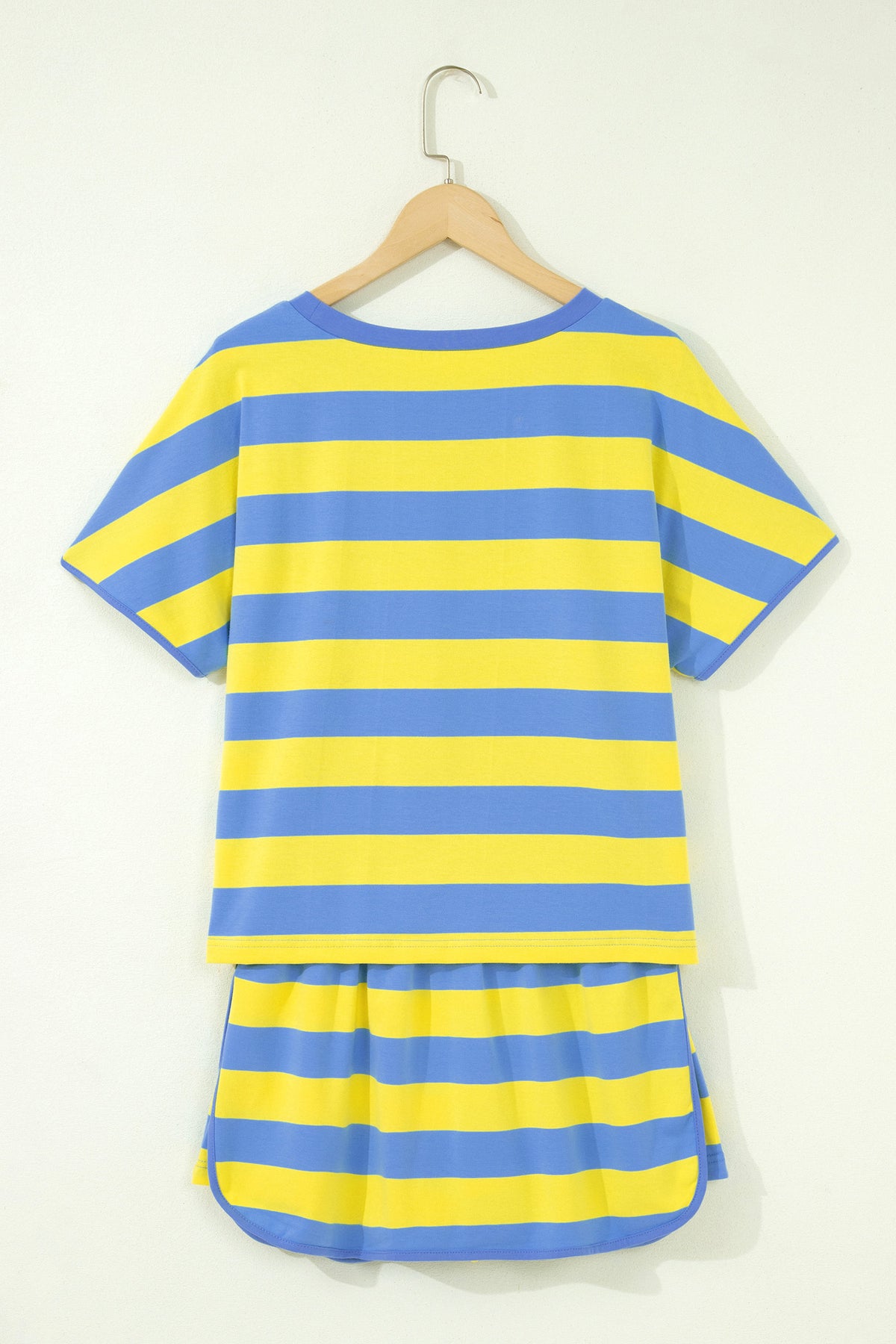 Ensemble 2 pièces rayé bleu et jaune sur cintre, vue arrière : t-shirt et short