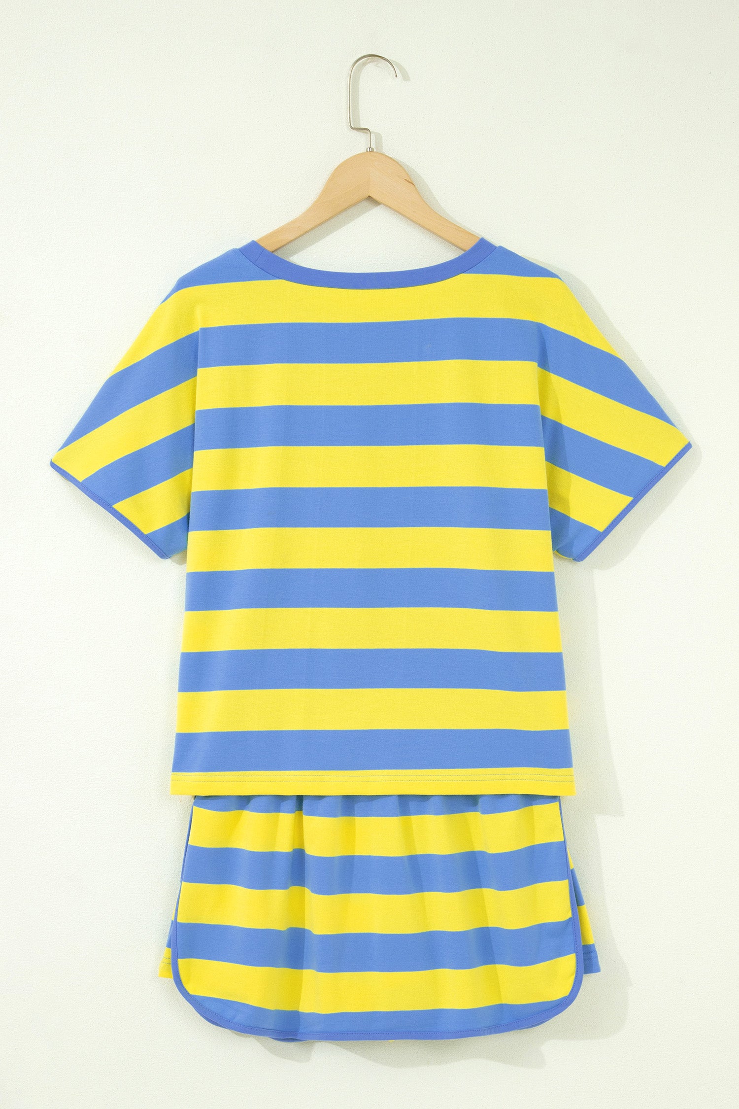 Ensemble 2 pièces rayé bleu et jaune sur cintre, vue arrière : t-shirt et short