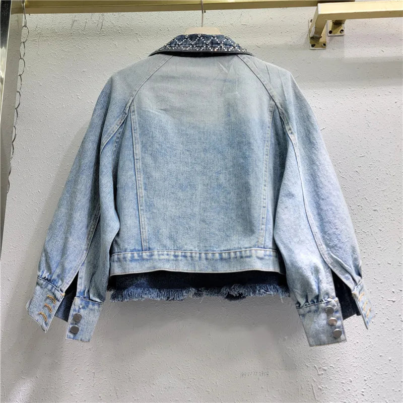 Veste en jean bleu claire, vue arrière, bas élastiqué et coutures, manches longues