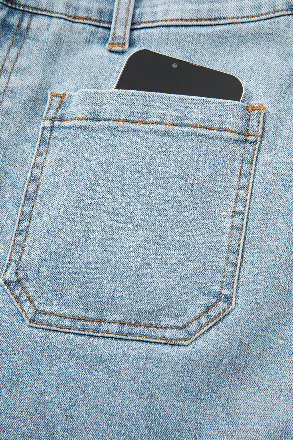 Jean bleu ciel : poche arrière en denim avec surpiqûres et couture latérale.