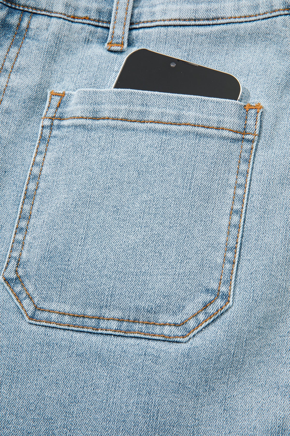 Jean bleu ciel : poche arrière en denim avec surpiqûres et couture latérale.