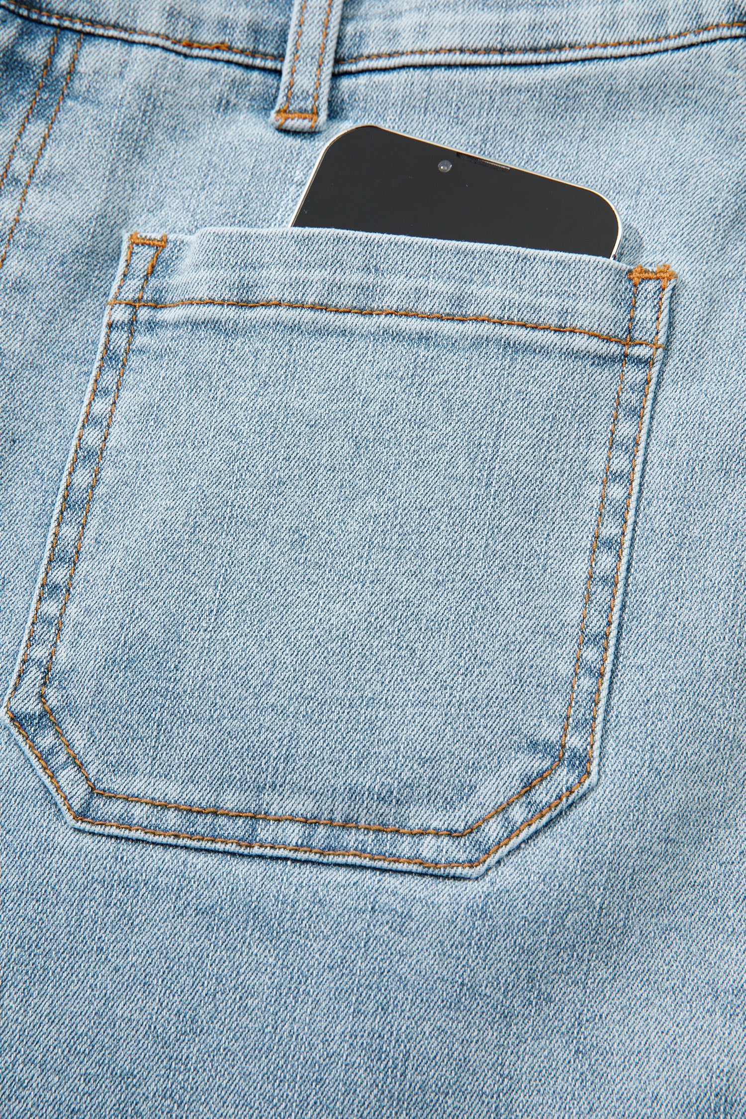 Jean bleu ciel : poche arrière en denim avec surpiqûres et couture latérale.