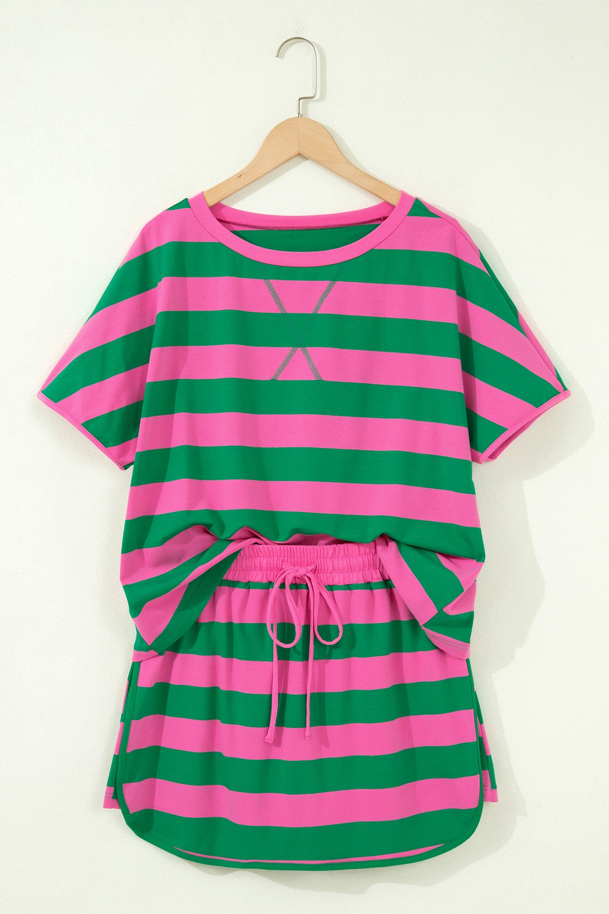 Ensemble athlétique rayé vert et rose, t-shirt et short à lien devant