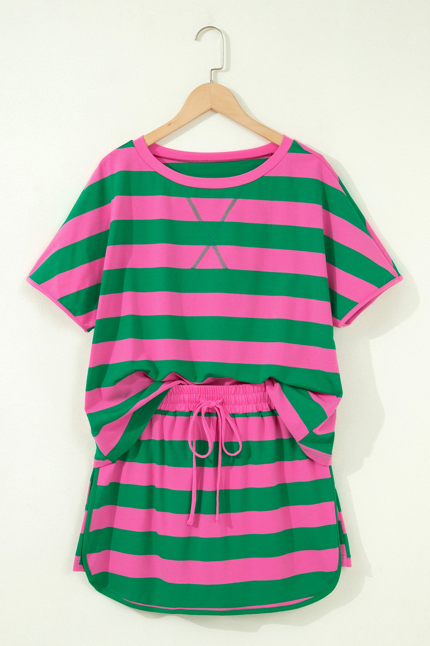 Ensemble athlétique rayé vert et rose, t-shirt et short à lien devant
