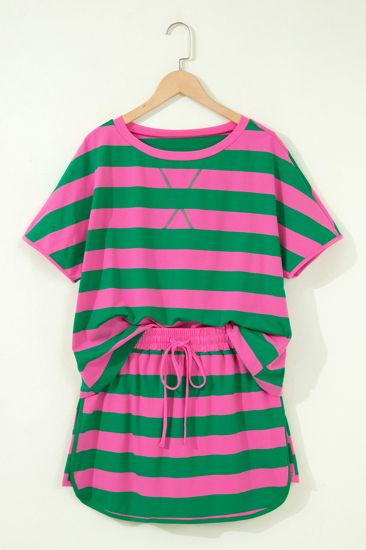 Ensemble athlétique rayé vert et rose, t-shirt et short à lien devant