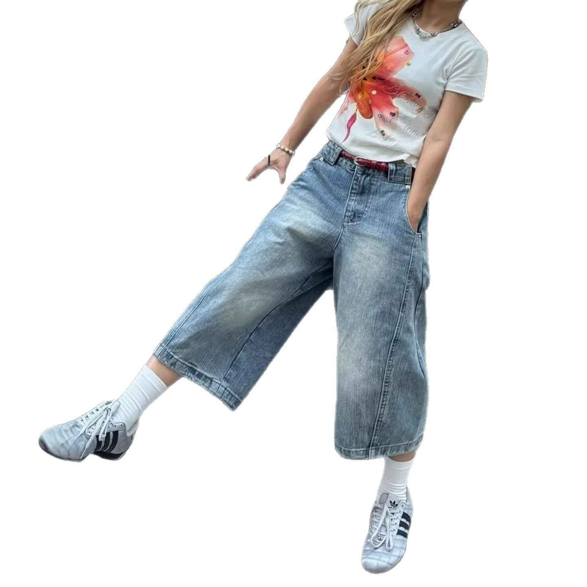 Jean femme bleu clair taille haute, coupe ample vintage, longueur mi-cuisse.