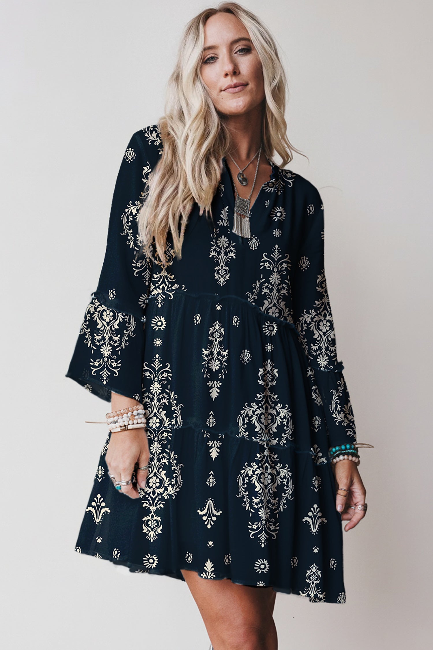 Robe mini bleu nuit à motifs baroques clairs, manches 3/4 évasées, coupe évasée