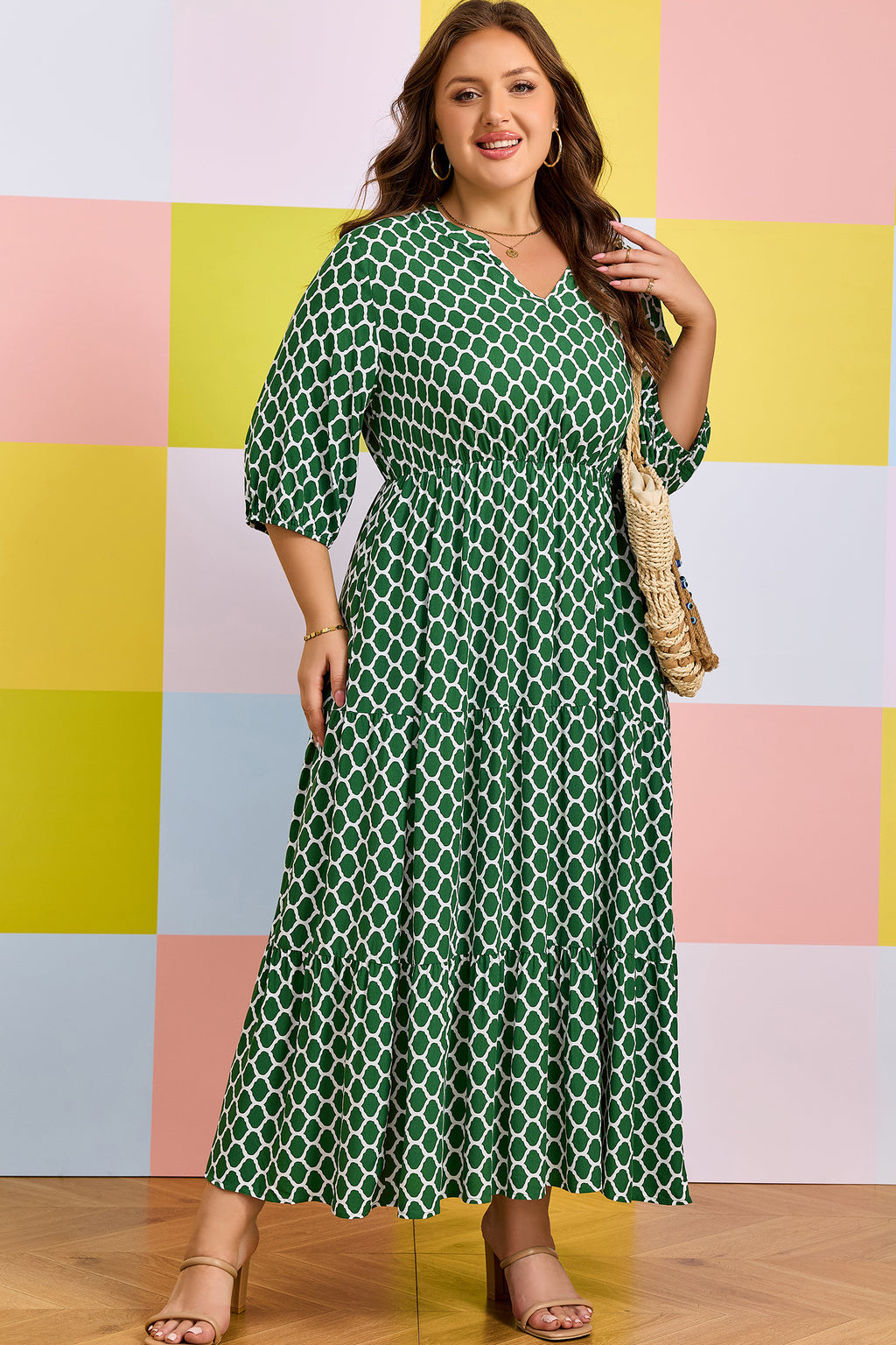 Robe maxi verte à motif géométrique, manches trois-quarts, taille légèrement cintrée.