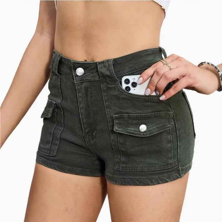 Shorts en denim vert militaire pour femme, poches avant et bouton argenté