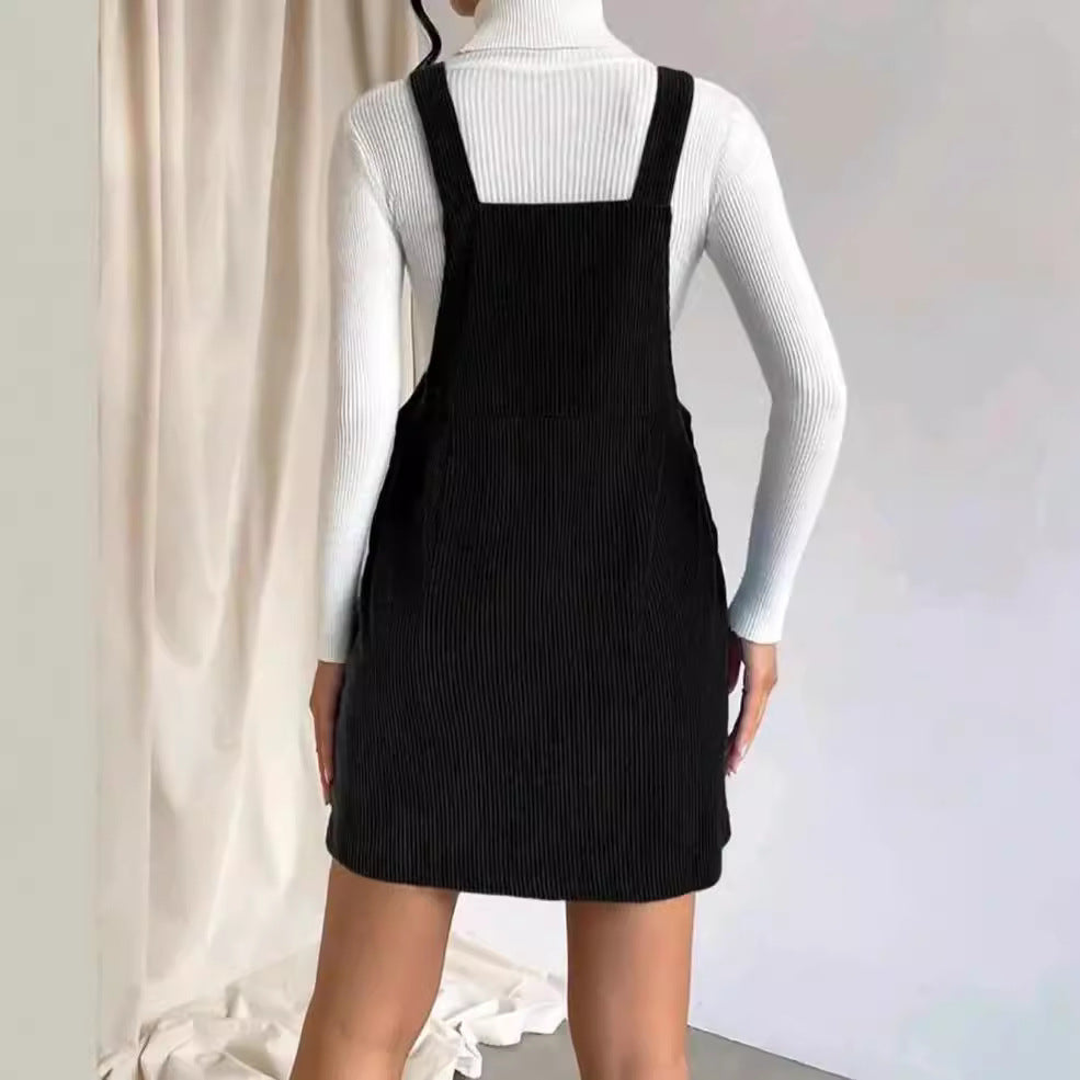 Robe sans manches en velours côtelé noire, bretelles, coupe droite au-dessus du genou.