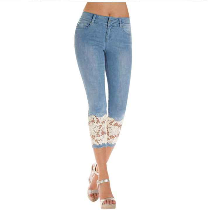Short en denim bleu clair pour femme, vue de dos, longueur capri, ourlet dentelle beige