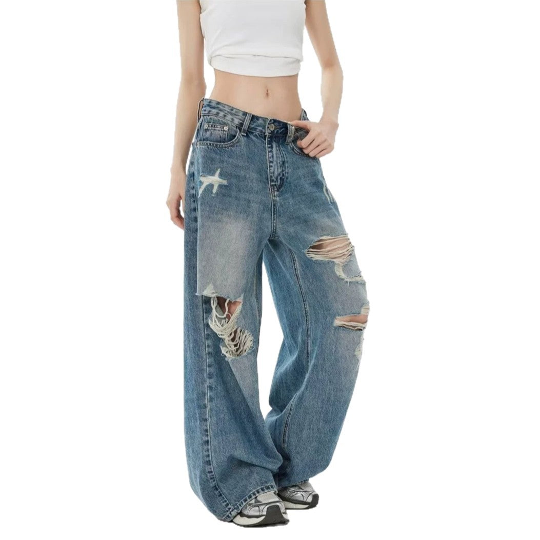 Pantalon en jean bleu ample, taille haute, gros trous sur la jambe, ourlet irrégulier