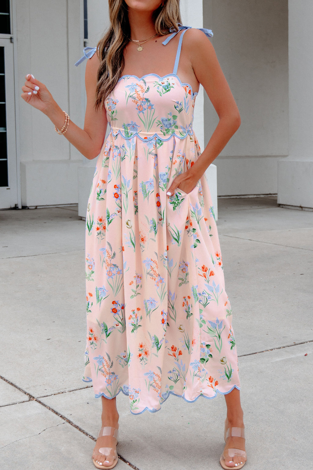 Robe midi florale à bretelles réglables, taille haute, fond clair, volants à l’ourlet