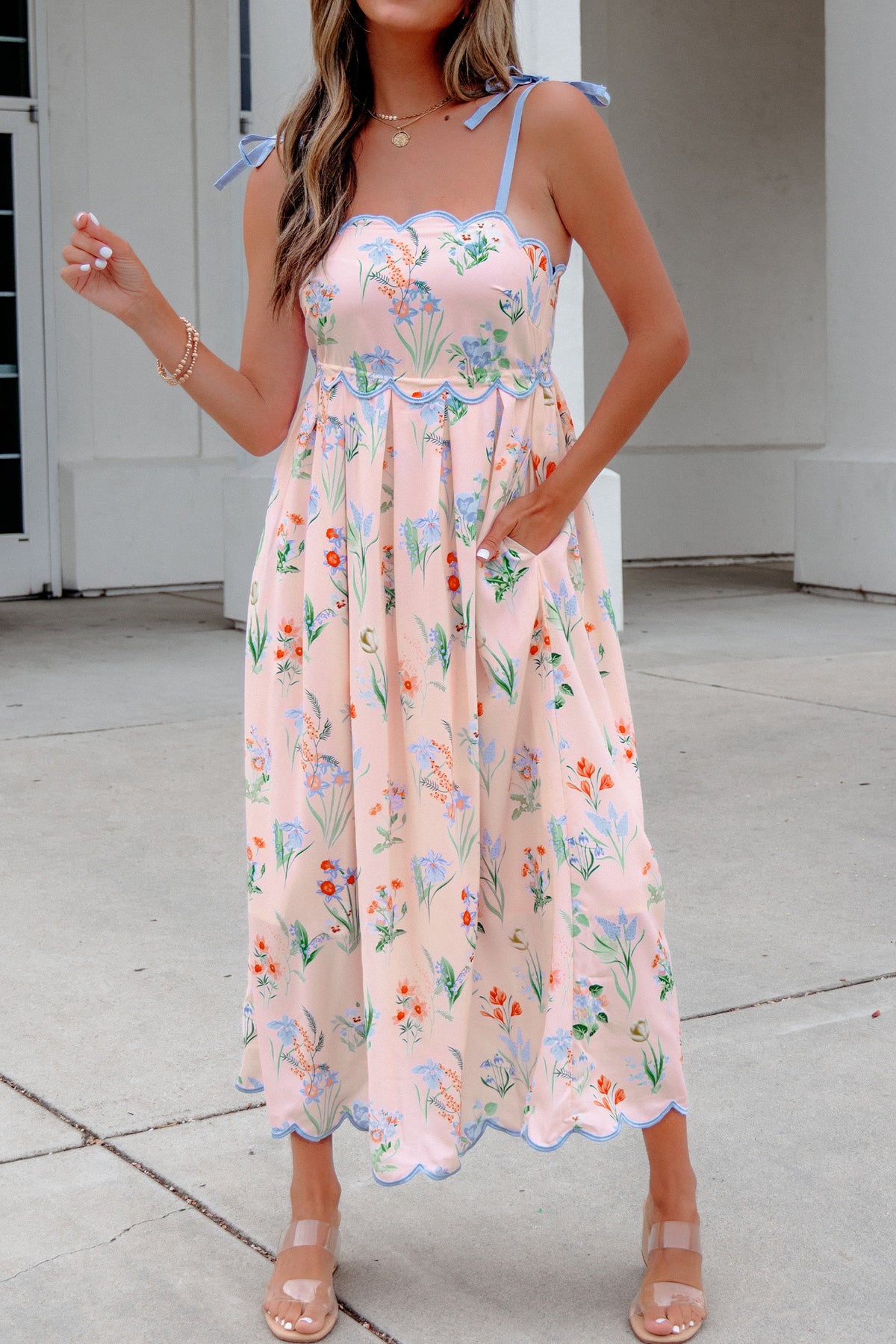 Robe midi florale à bretelles réglables, taille haute, fond clair, volants à l’ourlet