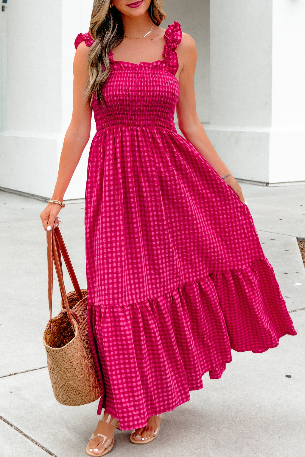 Robe longue à carreaux rose vif, volants en bas, vue de trois-quarts