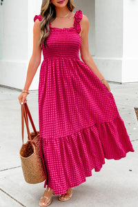 Robe longue à carreaux rose vif, volants en bas, vue de trois-quarts