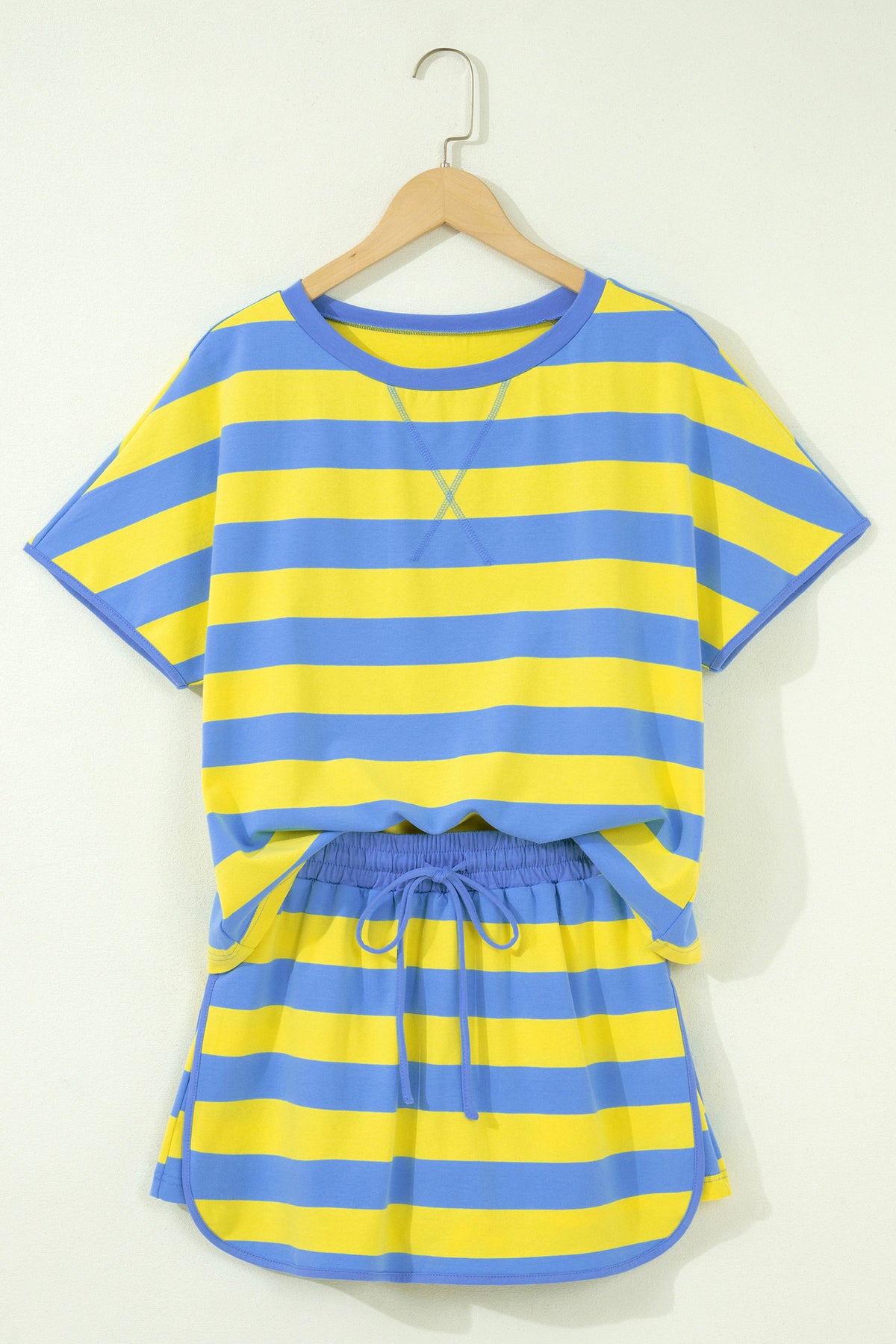Ensemble 2 pièces rayé bleu et jaune sur cintre : t-shirt et short