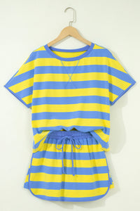 Ensemble 2 pièces rayé bleu et jaune sur cintre : t-shirt et short