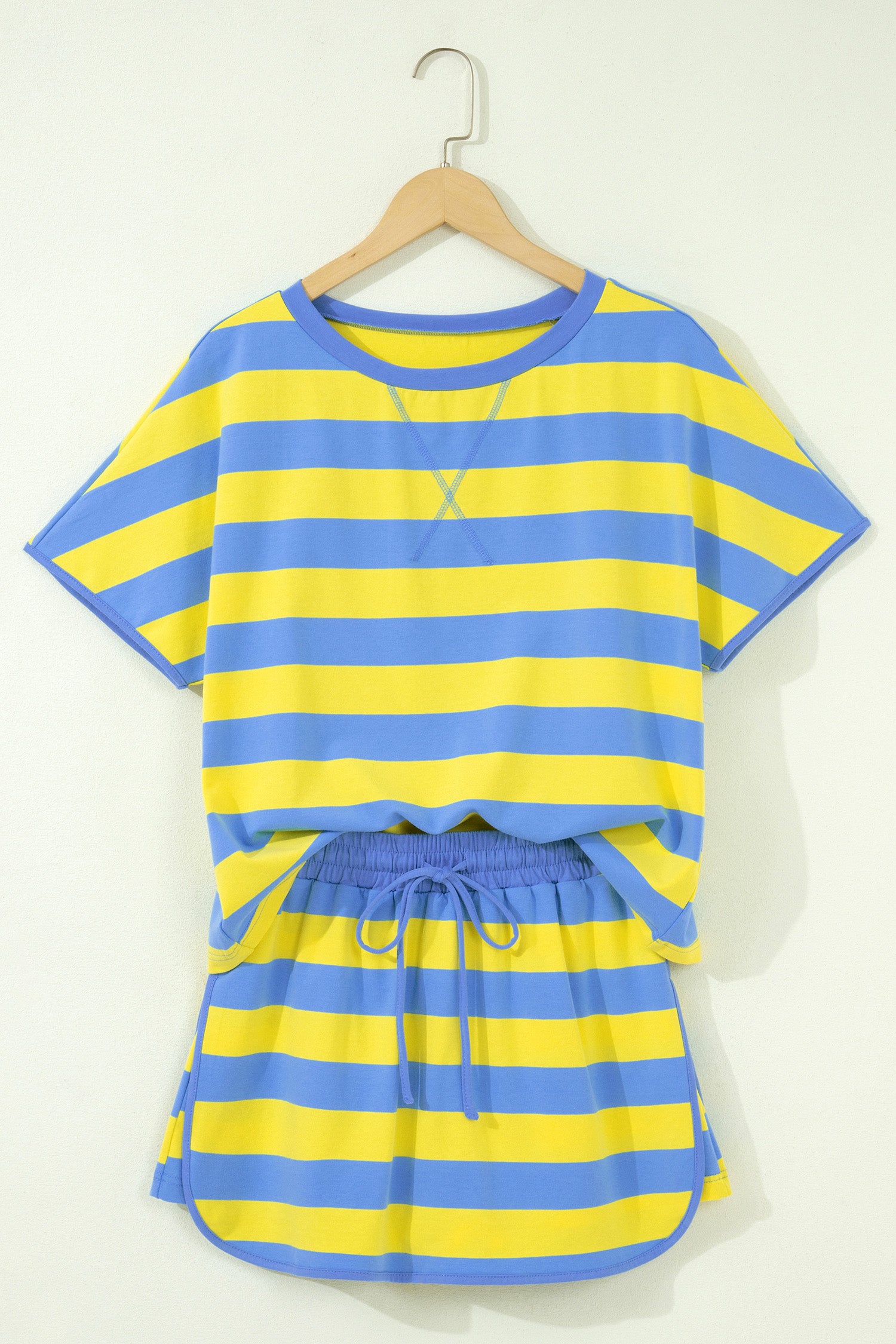 Ensemble 2 pièces rayé bleu et jaune sur cintre : t-shirt et short