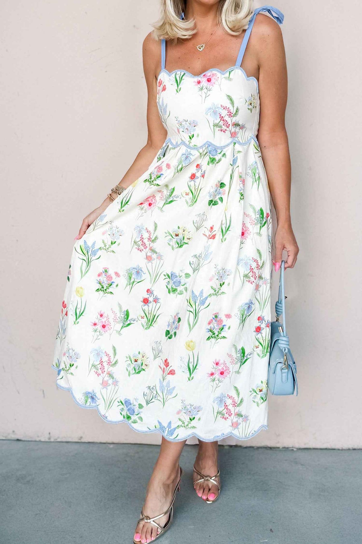 Robe midi crème à fleurs, bretelles à nouer, taille froncée, évasée