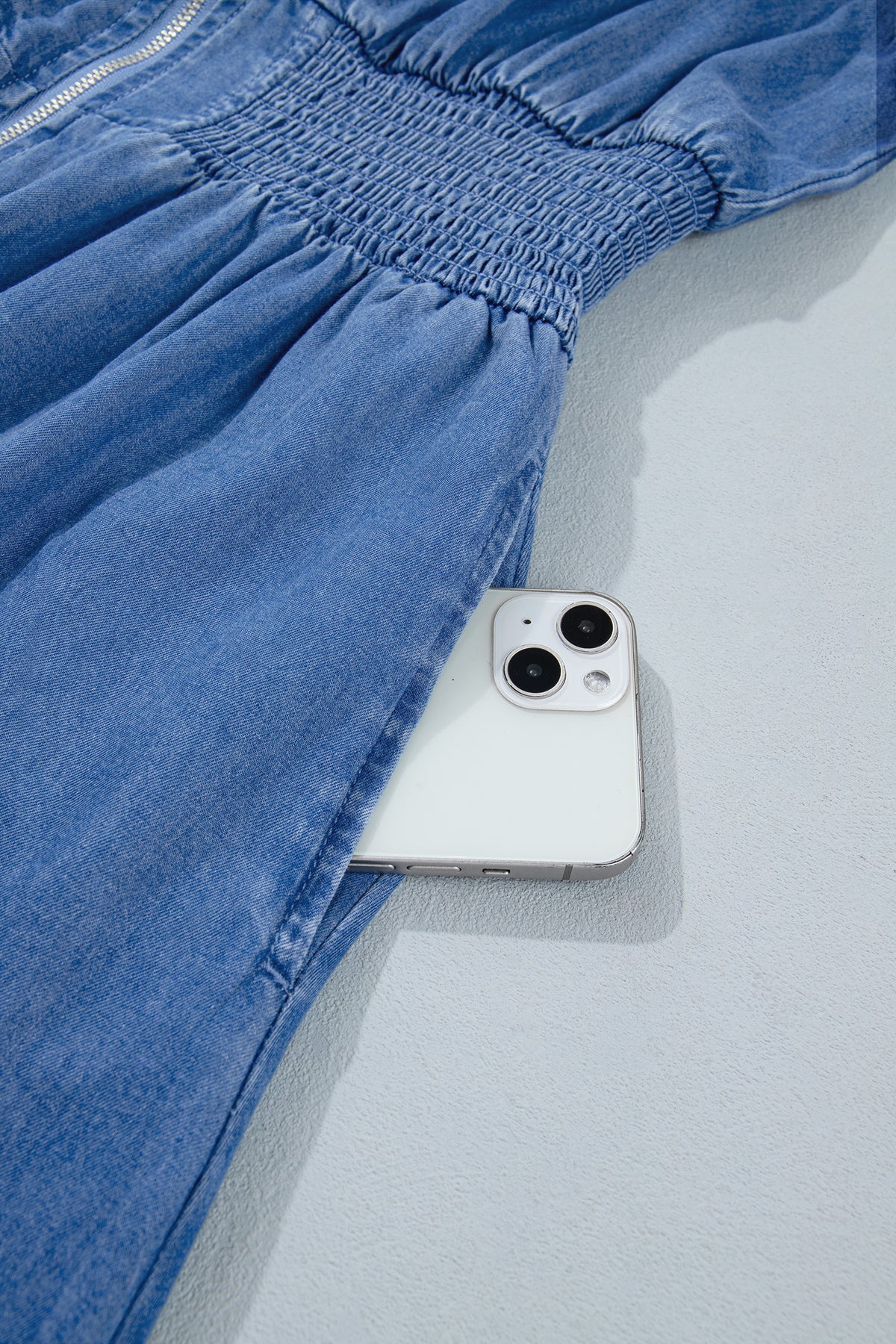 Robe Midi en Jean Bleu Col V Zipée à Taille Smockée