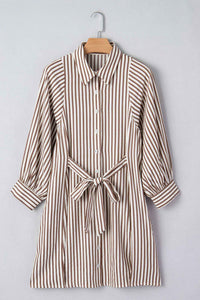 Robe chemisier rayée brune, col chemise, nœud à la taille, manches bouffantes.