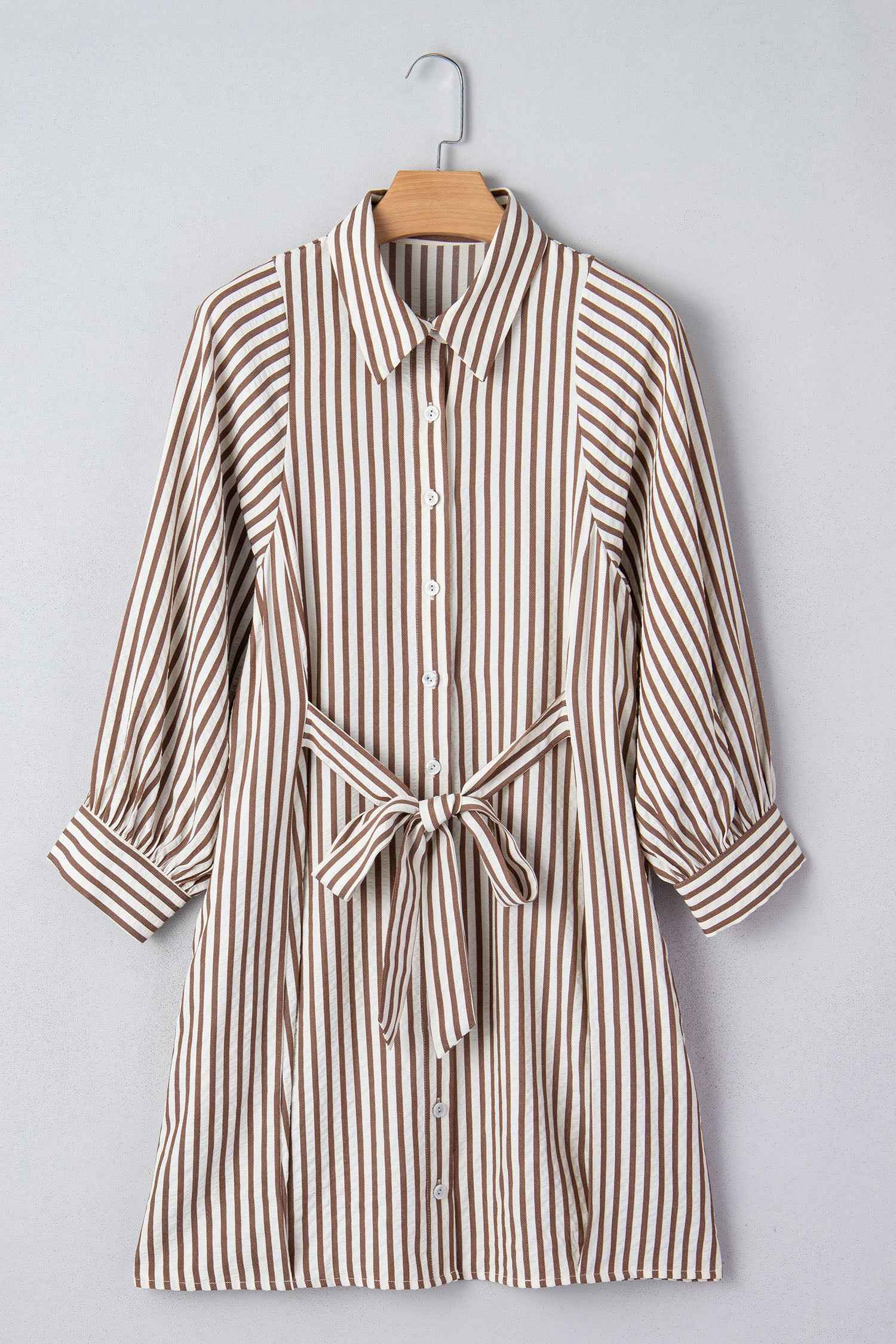 Robe chemisier rayée brune, col chemise, nœud à la taille, manches bouffantes.