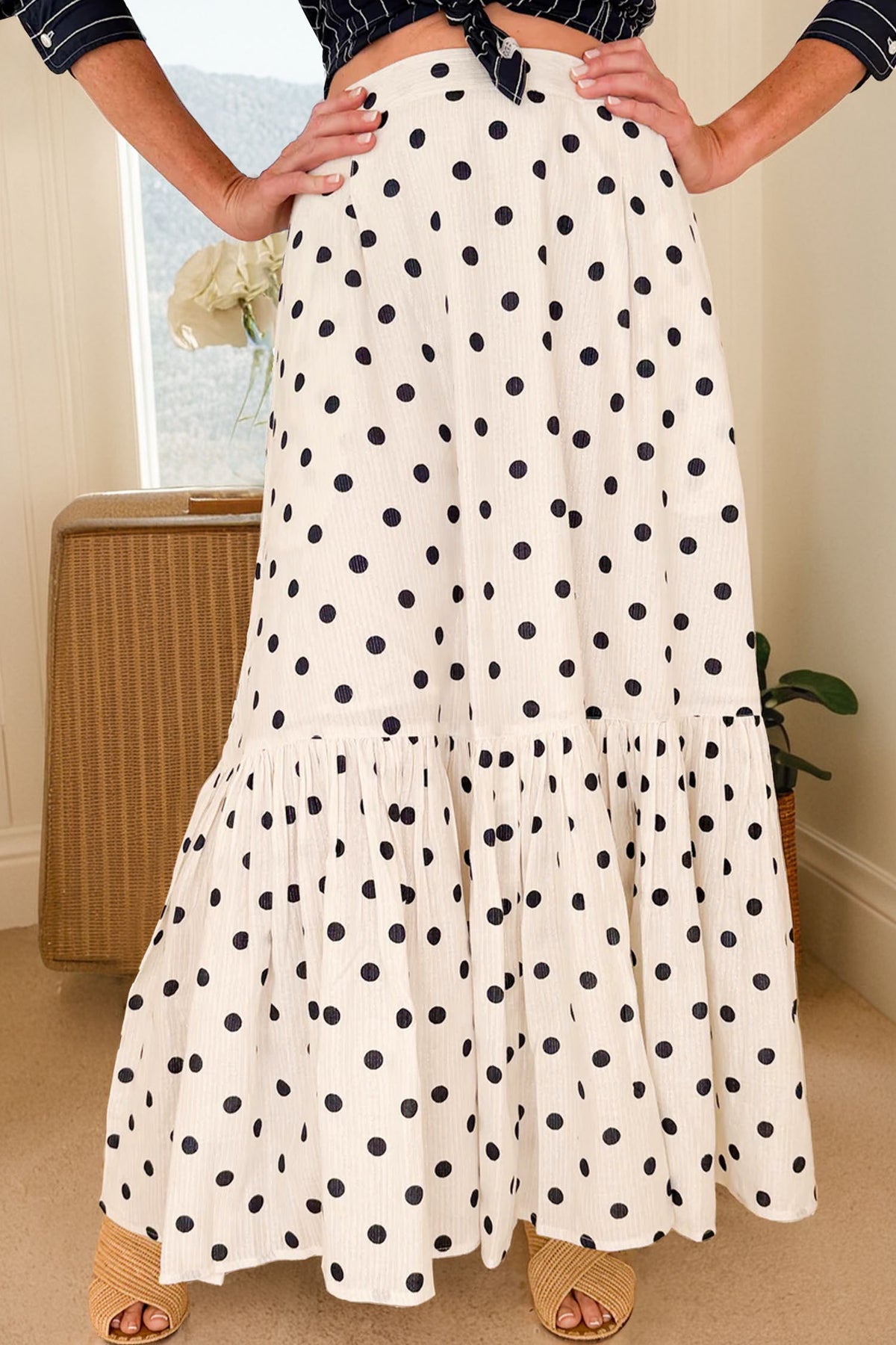 Jupe longue à pois noirs sur fond blanc, taille élastique et volants en étages