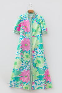 Robe manches courtes à col montant, boutons, imprimé fleurs rose et vert clair.