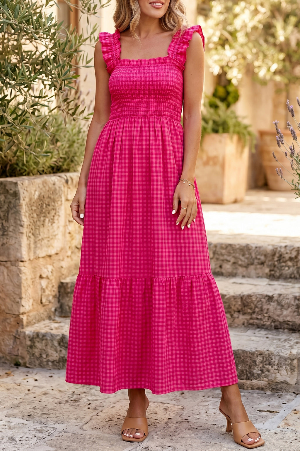 Robe longue rouge à carreaux, encolure carrée smockée, bretelles à volants, jupe ample