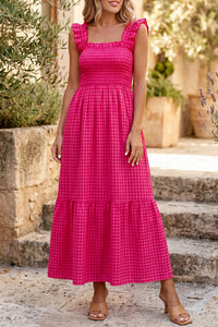 Robe longue rouge à carreaux, encolure carrée smockée, bretelles à volants, jupe ample