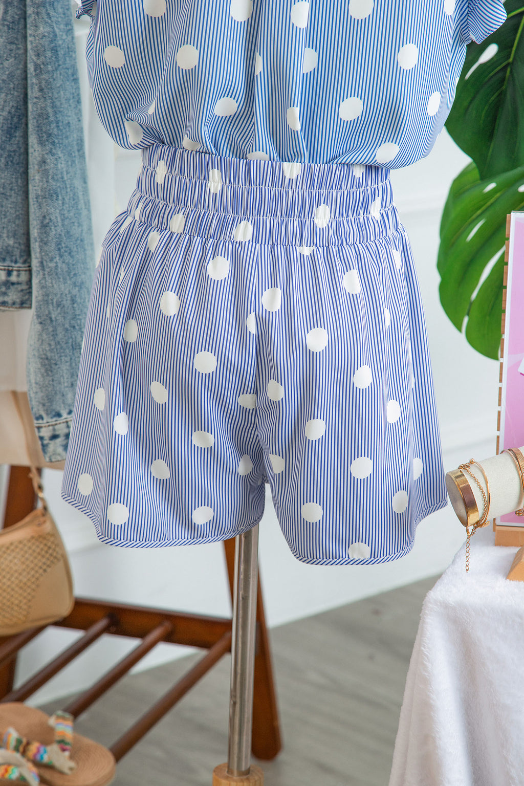 Short taille haute bleu clair à pois blancs, taille froncée élastique, longueur courte