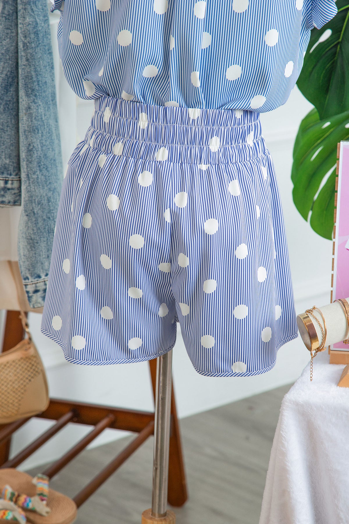 Short taille haute bleu clair à pois blancs, taille froncée élastique, longueur courte